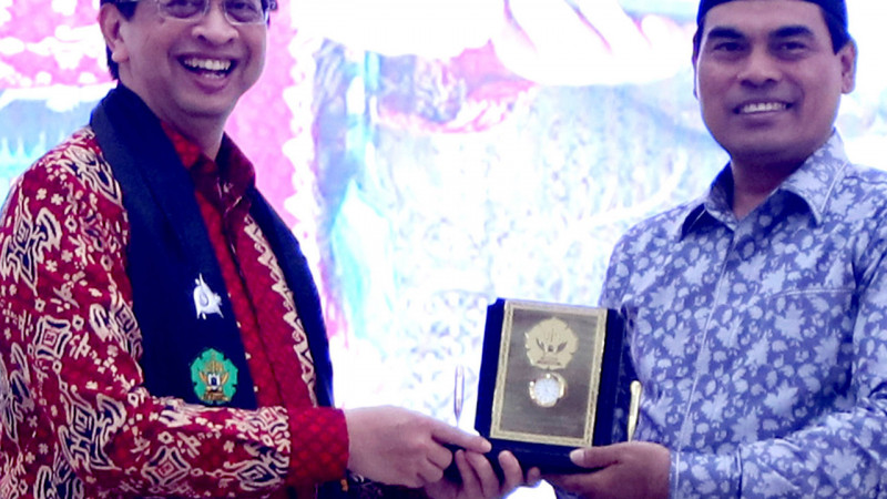 Irjen Kemenag RI, Dr Faisal Ali Hasyim menerima Cindramata dari Rektor UIN Ar-Raniry Mujiburrahman pada kegiatan Pembinaan ASN di Lingkungan kampus se