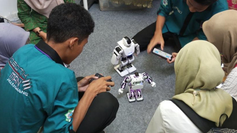 Siswa MAN 3 Palembang memamerkan robot buatannya.