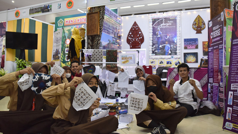 Para pengunjung dan guru MAN Batang menampakkan hasil kerajinan batik tulis di Expo Myres yang berlangsung di gedung serbaguna Asrama Haji Jakarta.