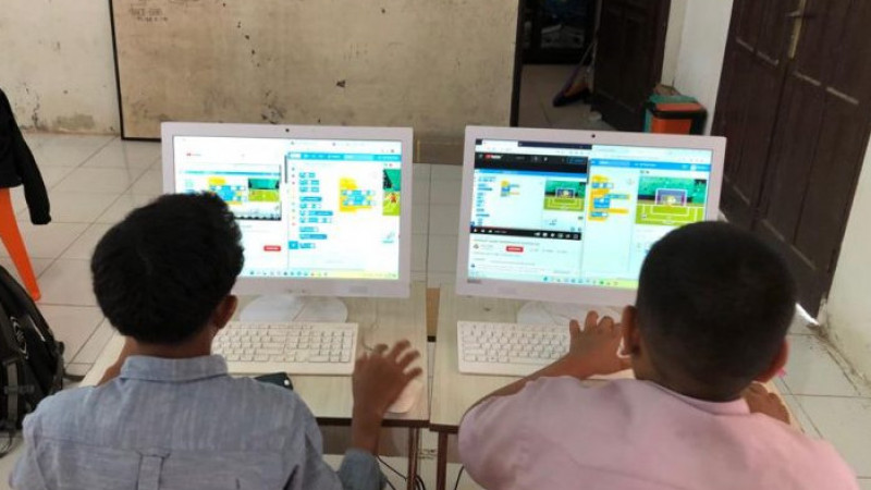 Siswa mengikuti kelas kegiatan ekstrakurikuler komputer Game Programming di MTsN 1 Aceh Timur.
