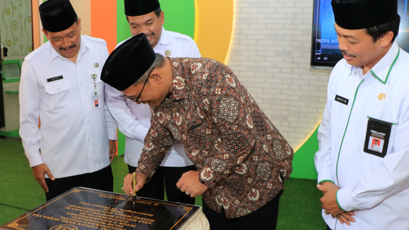 Stafsus Menteri Agama Tandatangani Prasasti Perpustakaan Digital MTs N 3 Banjarnegara