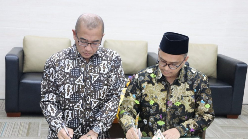 Ketua KPU RI Hasyim Asy'ari, Ph. D bersama Rektor UIN Walisongo Semarang Prof Dr Imam Taufiq, M Ag menandatangani MoU
