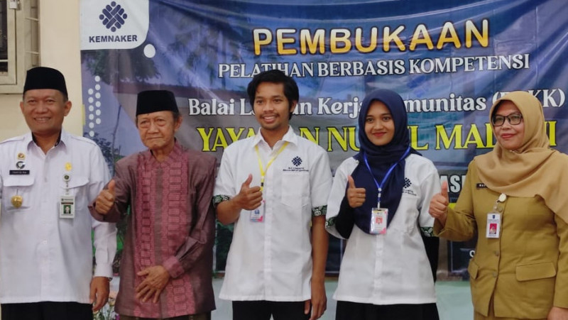 Kepala Kantor Kementerian Agama Kota Salatiga berfoto bersama Pengasuh PP Nurul Madani, peserta pelatihan DKV, dan Kepala Dinaskertrans