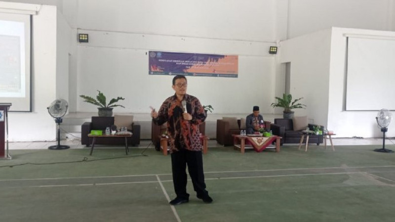 Kasubdit Bina GTK MA/MAK Kemenag RI, Anis Masykur saat menyampaikan materi pada guru dan tendik MAN IC Bateng.