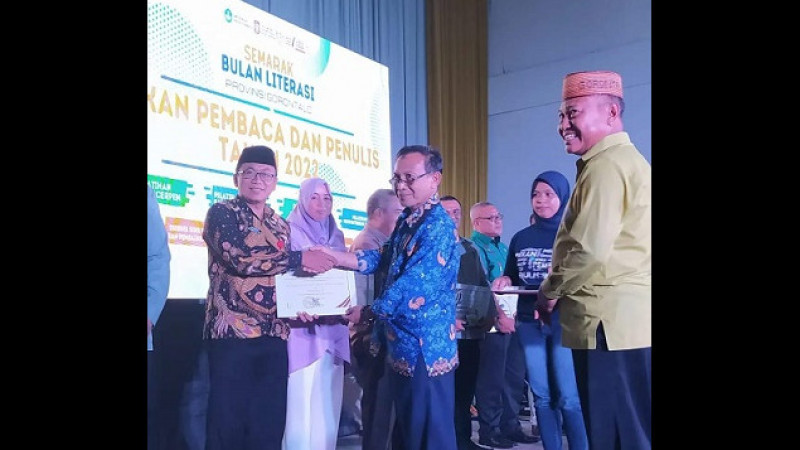 Kepala MTsN 1 Gorontalo, Karjianto menerima pengahrargaan Wajah Bahasa Sekolah tingkat Provinsi Gorontalo