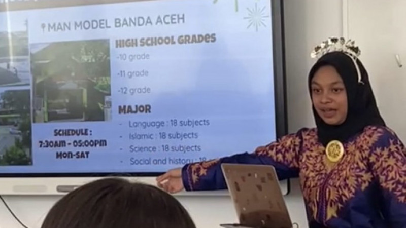 Khansa Nazifa, Siswi MAN 1 Banda Aceh presentasi terkait Pendidikan di madrasah dalam pertukaran pelajar di Amerika.