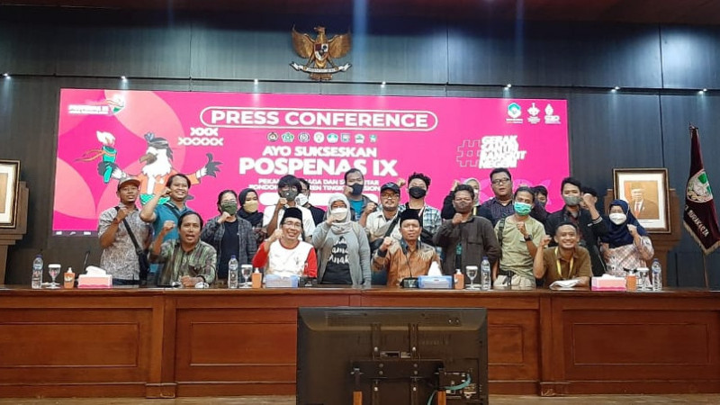 Direktur PD Pontren Foto Bersama dalam Kesempatan Konferensi Pers Pospenas IX di Surakarta