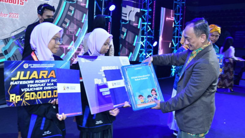 Uswatun Hasanah dan Hanifa Rahmi dari MAN 1 Kota Bukittinggi Juara 1 Robot Inovasi MRC 2022