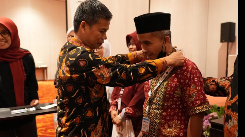 Direktur GTK Madrasah saat menyematkan ID Card Finalis Anugerah GTK Madrasah 2022