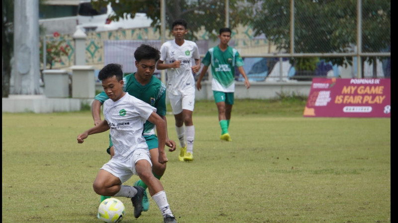 Situasi pertandingan final sepak bola antara DKI Jakarta dan Jawa Tengah