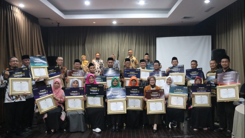 Foto Bersama Direktur PAI dan Para Kasubdit PAI dengan penerima Anugerah GPAI Berprestasi dan Berdedikasi Tahun 2022