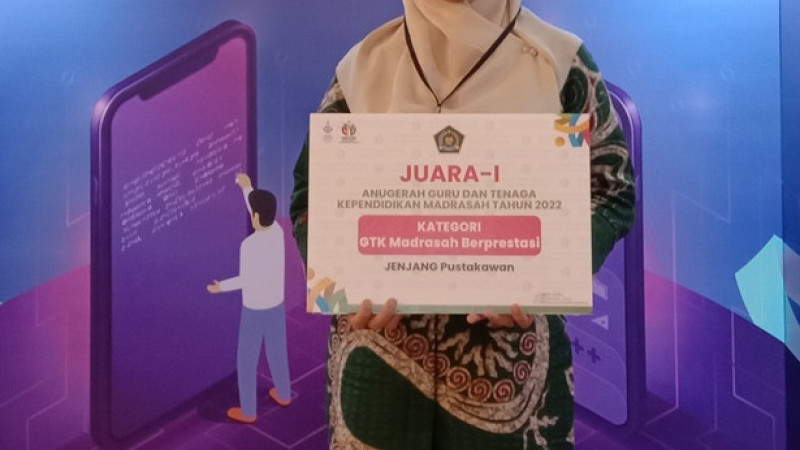 pengelola Perpustakaan MTsS Ulumul Qur'an Banda Aceh, Muthia SIP berhasil meraih juara satu Pustakawan Berprestasi Tahun 2022