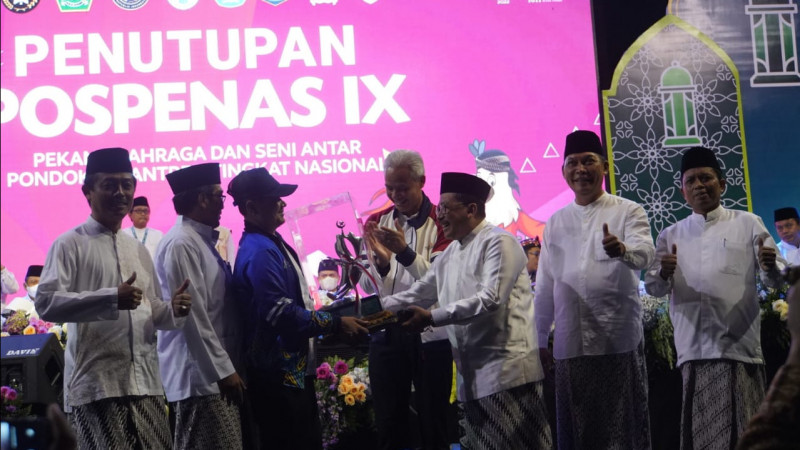 Perwakilan dari Jawa Barat saat menerima piala bergilir