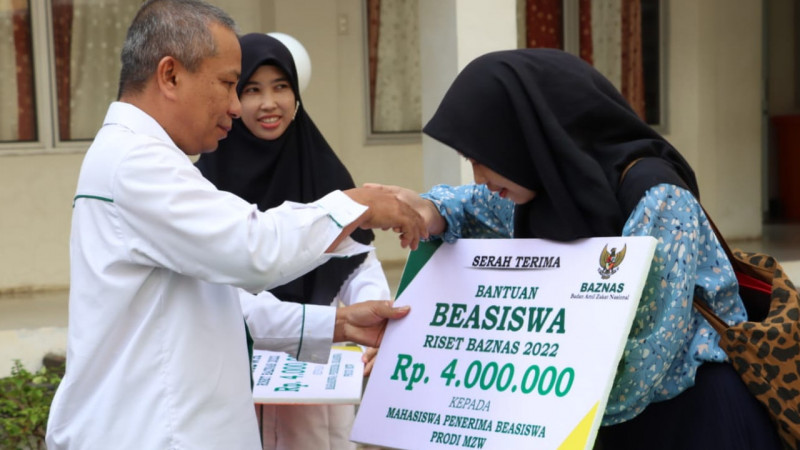 Foto : Wakil Rektor Bidang Kemahasiswaan dan Kerjasama IAIN Langsa Dr. Zainuddin, MA menyerahkan bantuan beasiswa Baznas.