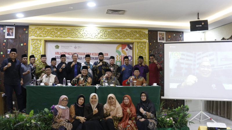 Peserta Halaqah Kemanusiaan dan Kebangsaan bagi Penyelenggara Pendidikan Al Qur'an Berfoto Bersama