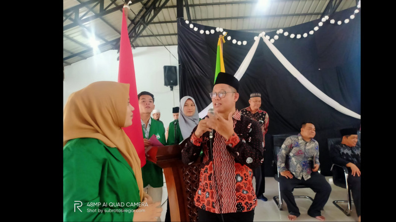 Kasubdit Sarpras dan Kemahasiswaan Zulpan Syarif Supriadi Hasibuan mendengarkan testimoni beberapa prestasi Mahasiswa UIN Syahada Padangsidimpuan