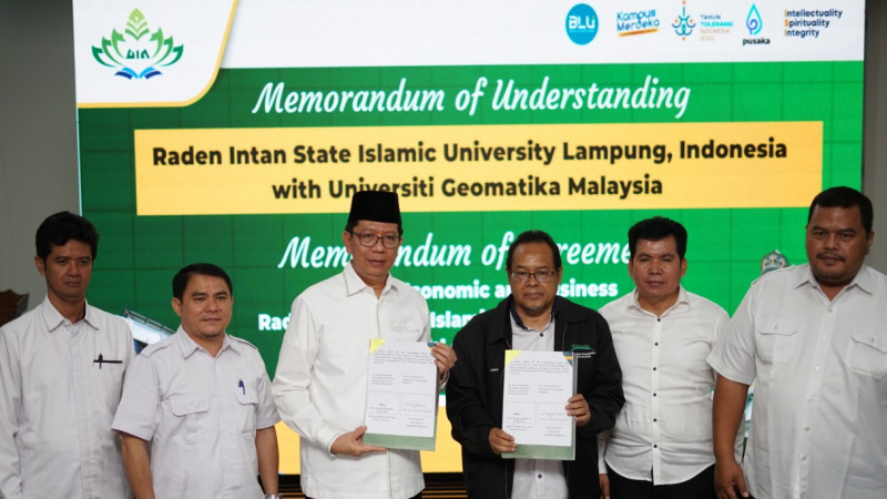 Rektor Prof Wan Jamaluddin Z MAg PhD (tiga dari kiri) dan Vice-Chancellor Universiti Geomatika Malaysia (UGM) (tiga dari kanan) Prof Dr Ismail Omar me