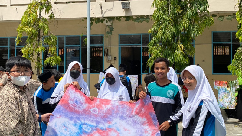 Siswa madrasah saat telah menyelesaikan karya seni batik bersama siswa lintas agama
