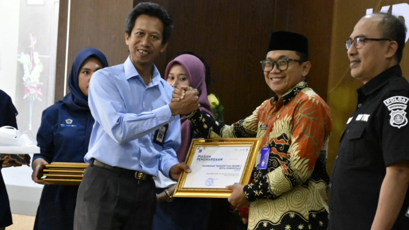Kepala MTsN Kota Gorontalo, Karjianto saat menerima penghargaan dari KPPN Gorontalo