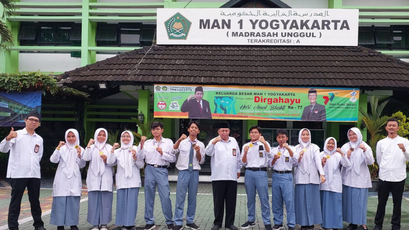 Siswa siswi MAN 1 Yogyakarta pemenang Lomba Peneliti Belia tingkat provinsi.