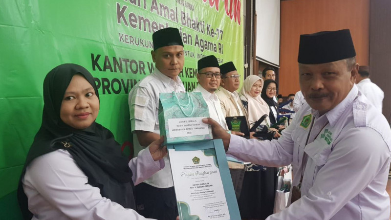 Kaur TU (Mewakili kepala madrasah) dan Waka Humas MAN IC Bateng menerima penghargaan kontributor berita terbanyak.