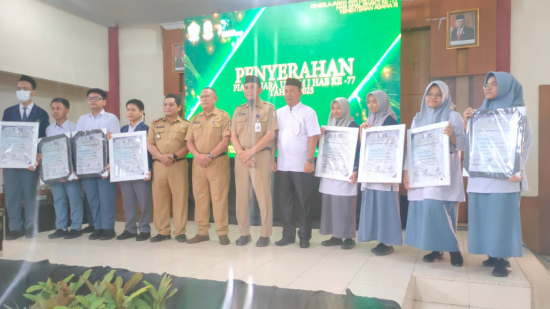 Siswa MAN 2 Kota Makassar mendapat penghargaan dari Kakankemenag Kota Makassar.