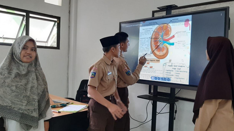Kegiatan pembelajaran di ruang kegiatan belajar MAN IC Bateng.