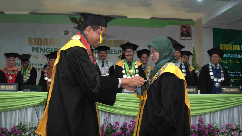 Rektor IAIN Kudus megalungkan samir guru besar kepada Prof.  Dr. Hj. Umma Farida, Lc., M.A.