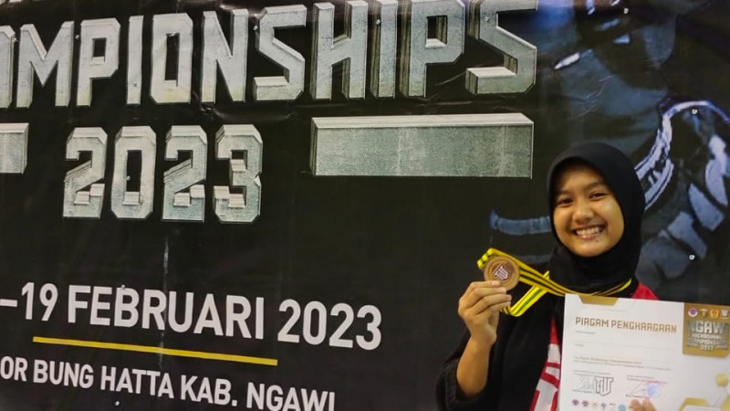 Cantika Oktalianiz, siswa kelas VIII C MTs Negeri 9 Bantul berhasil meraih Medali Emas Ngawi Kick Boxing Championship 2023.