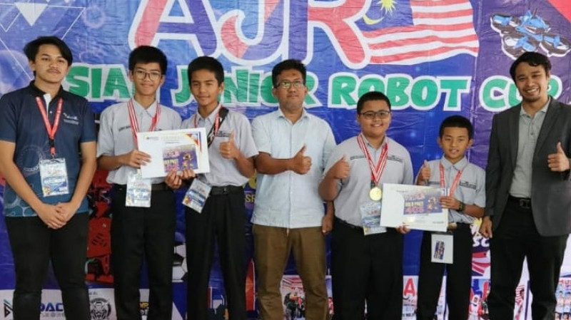 Santri Ibad Ar Rahman Pandeglang pada 7th Asian Junior Robot Cup (AJR) di Malaysia