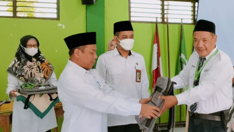 Kakankemenag Tuban didampingi Kasubag TU BDK Surabaya sedang menyerahkan ATK kepada peserta