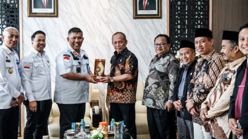 Rektor UIN Sunan Gunung Djati Bandung, Prof Dr H Mahmud MSi CSEE didampingi Dekan Fakultas Syariah dan Hukum (FSH) Prof Fauzan Ali Rasyid MSi, para Wa