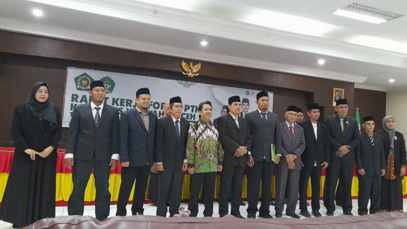 Rektor UIN Ar-Raniry Banda Aceh Mujiburrahman selaku Koordinator Kopertais Wilayah V Aceh melantik Forum Pimpinan PTKIS periode 2023-2025 di bawah kep