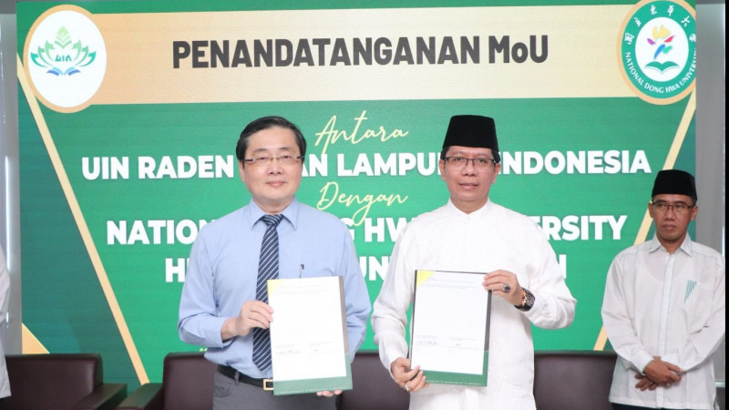 President of National Dong Hwa University Taiwan (kiri) dan Rektor UIN Raden Intan Lampung usai penandatanganan MoU.