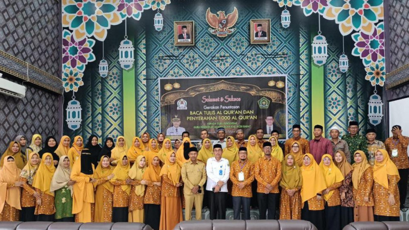 Kakemenag Kabupaten Aceh Barat luncurkan program Gerakan Tuntas Baca Al Qur'an ditandai dengan penyerahan 1.055 Al Qur'an.