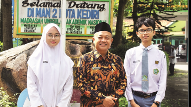 Alyssa Salsabila Putri Handika dan Chandra Nur Iman Ardiyan bersama Kepala MAN 2 Kota Kediri, Nursalim