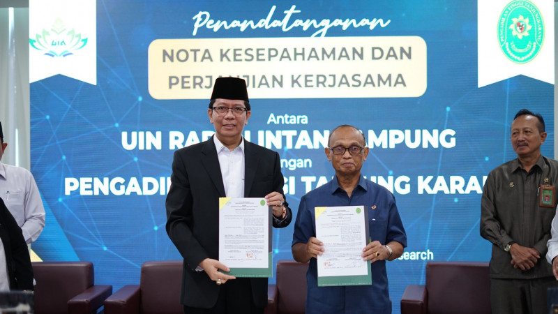 Rektor dan Ketua Pengadilan Tinggi Tanjung Karang usai penandatanganan MoU.