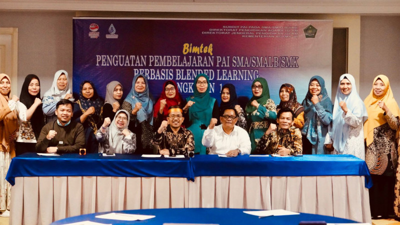Gus Adib (tengah) pada kegiatan Penguatan Pembelajaran PAI Berbasis Blended Learning (Makassar).