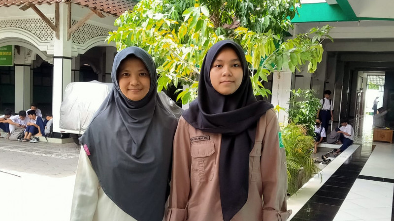 Alia, Santriwati Pesantren Diponegoro Yogyakarta bersama Guru Pembimbing Lomba