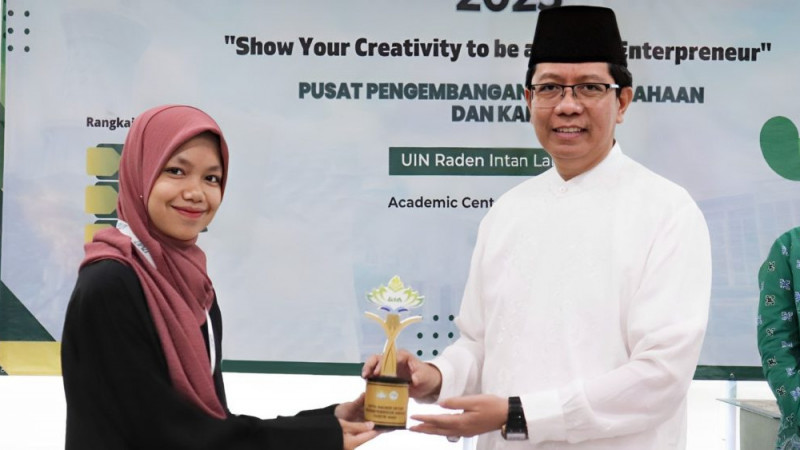 Rektor Prof Wan Jamaluddin Z MAg PhD (kanan) saat memberikan trophy Duta Raden Intan Entrepreneur.