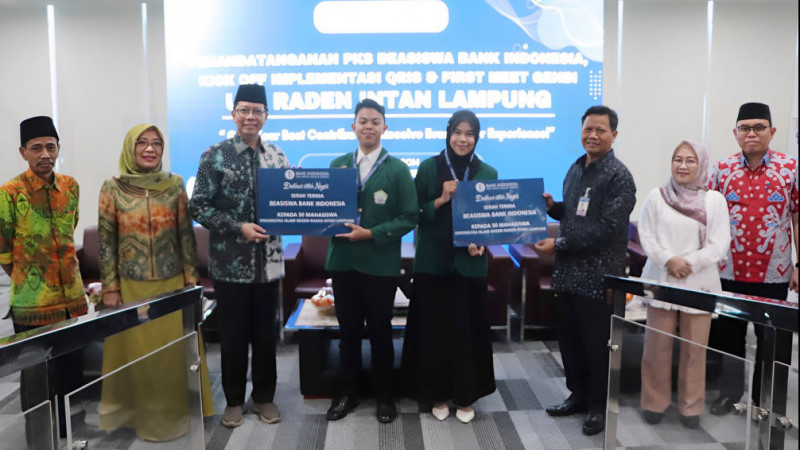 Serah Terima Beasiswa Bank Indonesia secara simbolis oleh Rektor UIN RIL dan Ketua Perwakilan BI Provinsi Lampung.