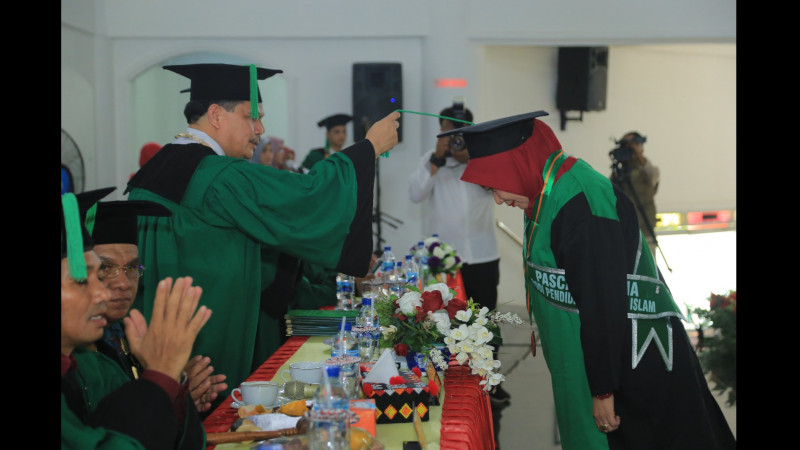 Rektor UIN Syahada Padangsidimpuan Muhammad Darwis Dasopang sedang mewisuda Mahasiswa