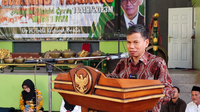 Direktur GTK Madrasah Muhammad Zain, memberi pembinaan saat kunjungannya ke MTsN 1 Pati.