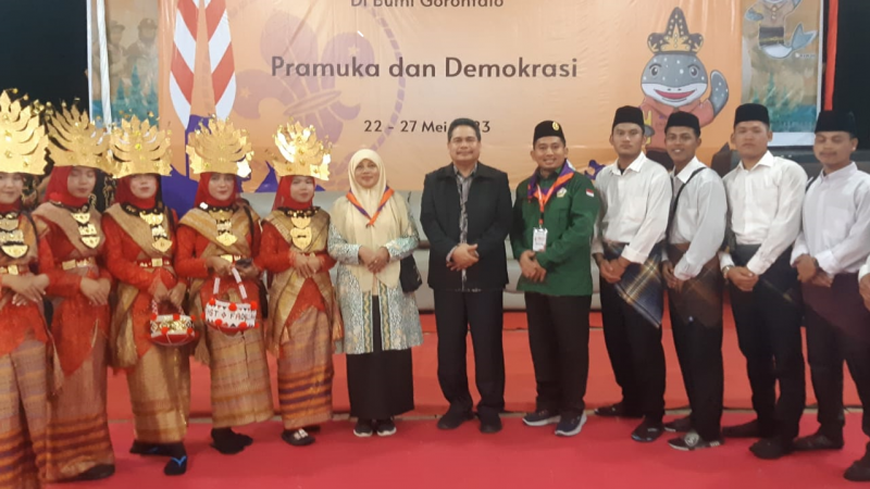 Rektor dan Penari Kontingen Pramuka UIN Syahada Padangsidimpuan Berfose usai Penampilan dalam Pentas Seni Budaya Nusantara di PWN PTK XVI
