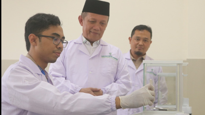 Rektor tengah meninjau aktivitas di  Laboratorium Terpadu UIN Sunan Gunung Djati Bandung