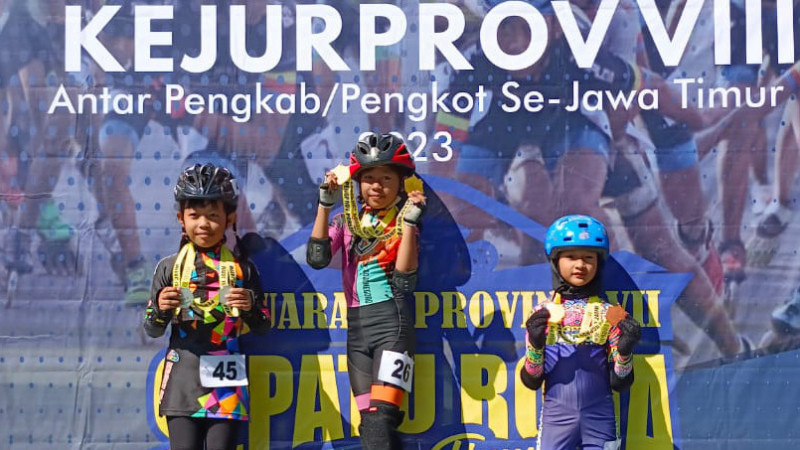 Siswa MIN 1 Bojonegoro berhasil meraih dua emas di ajang Kejurprov Sepatu Roda Jawa Timur 2023