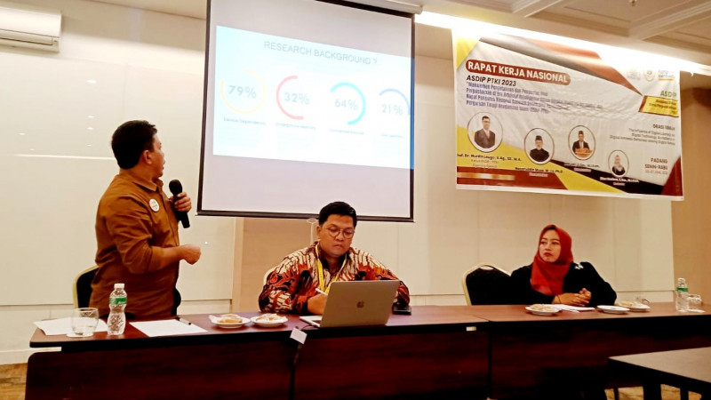 Dosen Fakultas Adab dan Humaniora UIN Ar-Raniry Banda Aceh tampil sebagai pembicara utama pada Rapat Kerja Nasional (Raker) Asosiasi Dosen Ilmu Perpus
