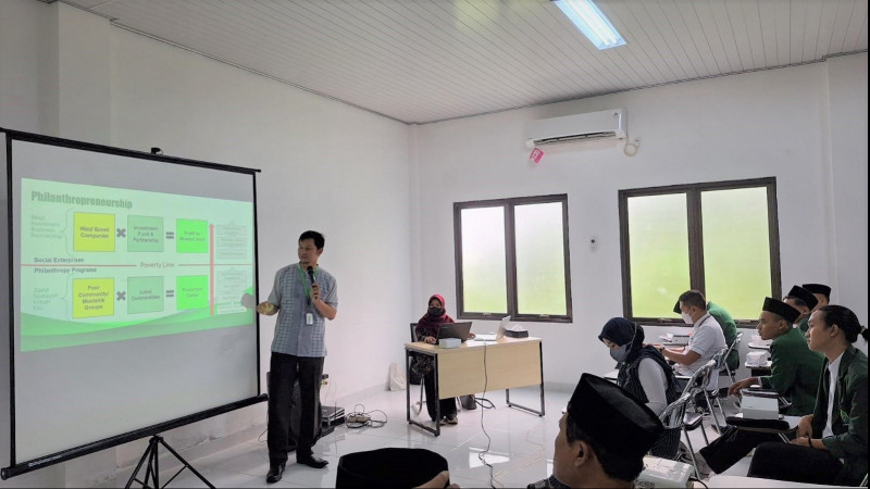 mahasiswa UIN Gus Dur saat belajar pengelolaan filantropi di Lembaga Filantropi Dompet Dhuafa di Parung, Bogor