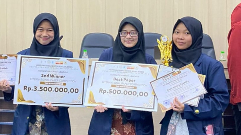Tiga mahasiswa UIN Bandung yang dinobatkan sebagai the best paper