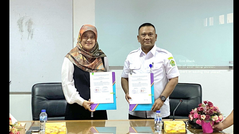 Dekan Fakultas Psikologi (Kiri) dan Kepala MAN 4 Jakarta (kanan) melakukan perjanjian kerjasama